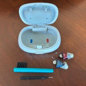 Pair of MIRACLE EAR HEARING AIDS + 2 cleaning tools in HARD SHELL CASE